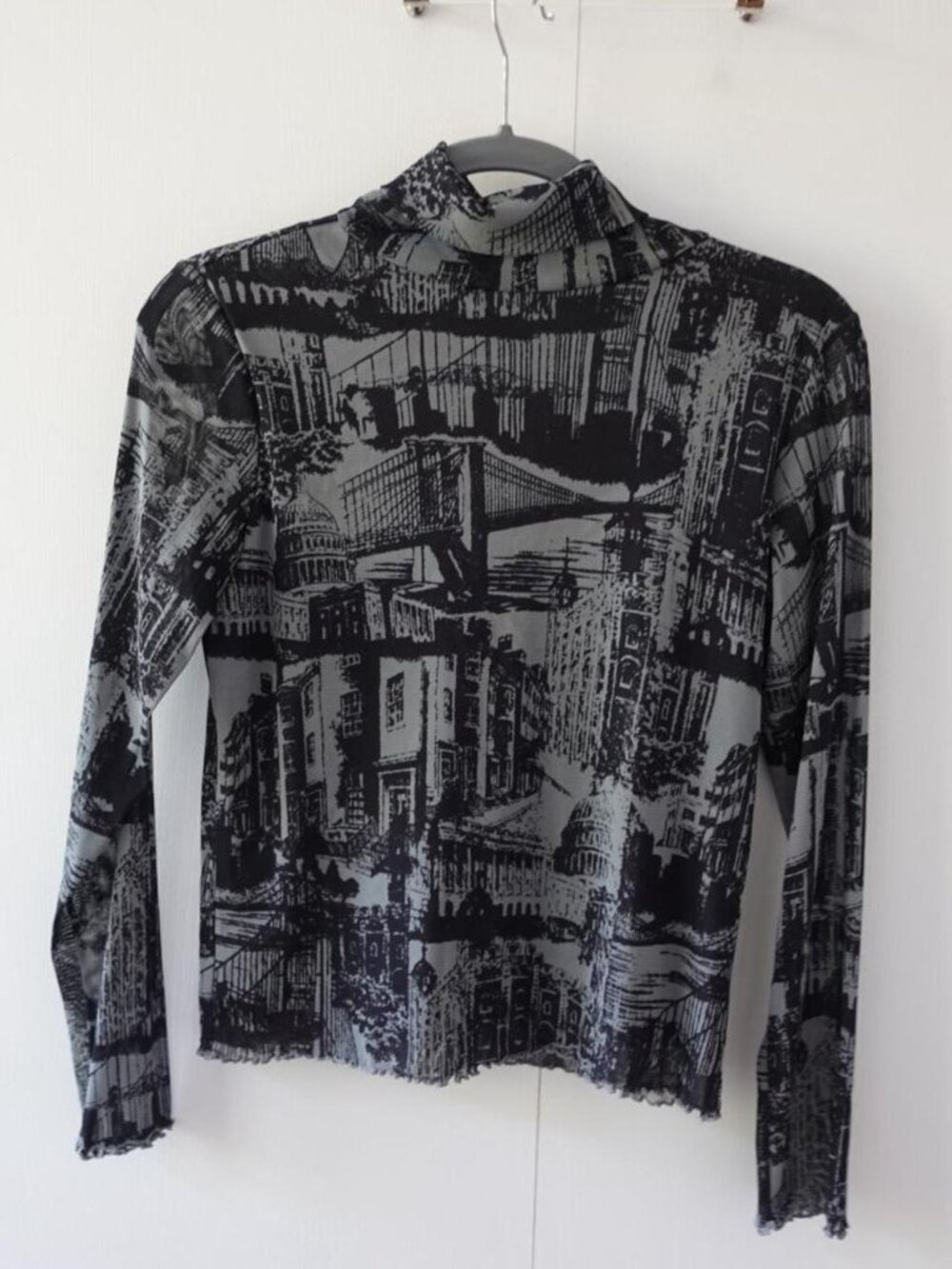 Liz Claiborne Axcess Black & Grey Cityscape Top 🏙️